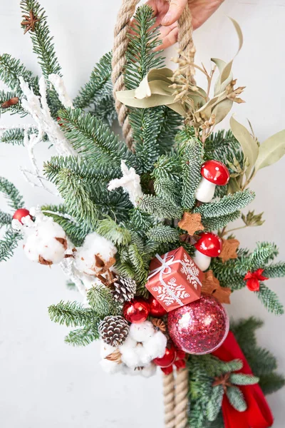 Різдвяний обмін краплиною. Чудовий святковий аромат свіжої ялинки на сірій стіні. Різдвяний настрій. — стокове фото
