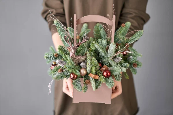 圣诞节的木箱,有冷杉树枝作假日用.新年的庆祝活动。欧洲花店 — 图库照片