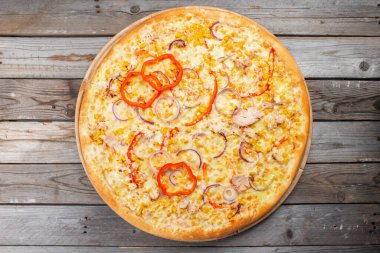 Tavuk, kırmızı biber ve mısırlı pizza. İtalyan mutfağı ve yemek pişirme konsepti. Napoli Pizzacısı 'nda pizza dilimleyen bir şef..