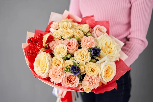 Beautiful large bouquet of mixed flowers without packaging. Handsome fresh bouquet in woman hand. Small flower shop and Flowers delivery. — Fotografia de Stock