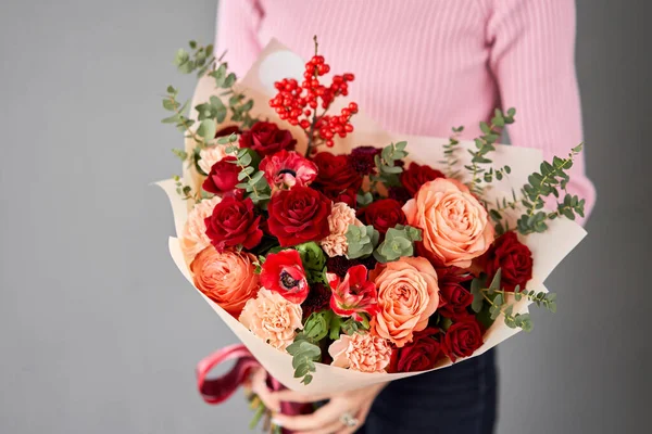 Beautiful large bouquet of mixed flowers without packaging. Handsome fresh bouquet in woman hand. Small flower shop and Flowers delivery. — стоковое фото