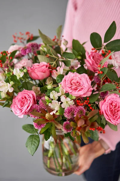 Arrangement de fleurs finies dans un vase pour la maison. Bouquet de fleurs, prêt pour l'intérieur. Fleurs fraîches coupées pour la maison de décoration. Fleuriste européen. Livraison fleur fraîche coupée. — Photo