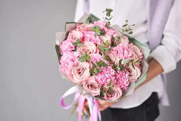 Όμορφο μεγάλο μπουκέτο από μικτά λουλούδια χωρίς συσκευασία. Όμορφο φρέσκο μπουκέτο σε γυναικείο χέρι. Μικρό ανθοπωλείο και παράδοση λουλουδιών. — Φωτογραφία Αρχείου