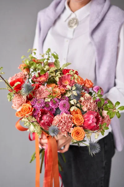 Beautiful large bouquet of mixed flowers without packaging. Handsome fresh bouquet in woman hand. Small flower shop and Flowers delivery. — Stock Photo, Image