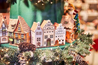 Dekor pazarı. Mağazada bir sürü Noel süsü var. Yılbaşı ağacı için Noel alışverişi