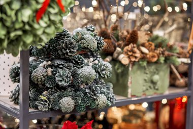 Dekor pazarı. Mağazada bir sürü Noel süsü var. Yılbaşı ağacı için Noel alışverişi