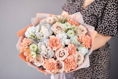 Kadın elinde karışık çiçek Büyük Güzel buket. Çiçek dükkanı konsepti . Güzel taze kesme buketi. Çiçek teslimatı.