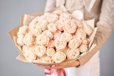 Çiçekli halı, çiçek deseni, dükkan konsepti. Çiçek açan güzel çiçekler güller, sprey güller. Vazolar ve kovalar içinde çiçek. Üst görünüm