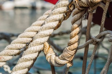 Karadağ 'ın Herceg Novi kentinde bir balıkçı teknesinde halatlar