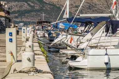 Herceg Novi, Karadağ - 23 Ağustos 2021: Karadağ 'ın Herceg Novi kentinde demirli yatlar.