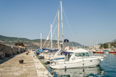 Herceg Novi, Karadağ - 23 Ağustos 2021: Karadağ 'ın Herceg Novi kentinde demirli yatlar.