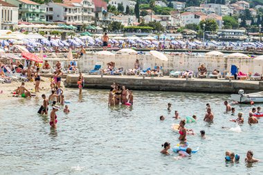 Herceg Novi, Karadağ - 23 Ağustos 2021: Karadağ 'ın Herceg Novi kentinde şehir plaj yüzücüleri.