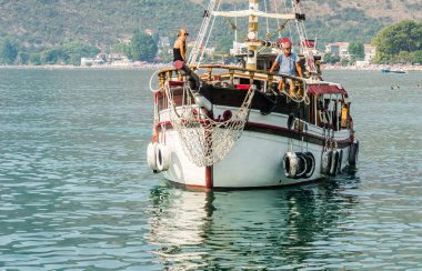 Herceg Novi, Karadağ - 23 Ağustos 2021: Kotor Körfezi 'ndeki tahta tekne.