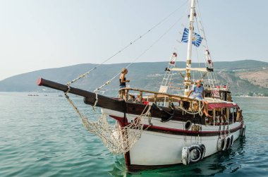 Herceg Novi, Karadağ - 23 Ağustos 2021: Kotor Körfezi 'ndeki tahta tekne.