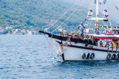 Herceg Novi, Karadağ - 23 Ağustos 2021: Kotor Körfezi 'ndeki tahta tekne.