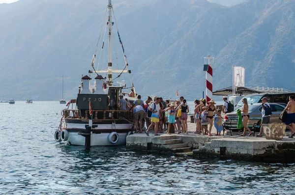 Herceg Novi Montenegro Agosto 2021 Entrada Pasajeros Barco Turístico Madera — Foto de Stock