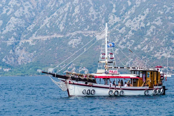Herceg Novi Montenegro Agosto 2021 Barco Turístico Madera Bahía Kotor — Foto de Stock