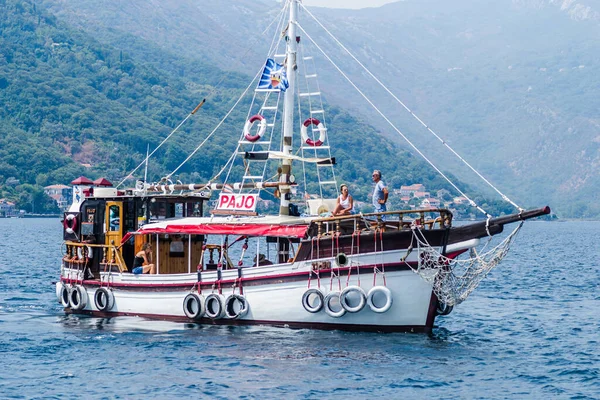 Herceg Novi Montenegro Agosto 2021 Barco Turístico Madera Bahía Kotor — Foto de Stock