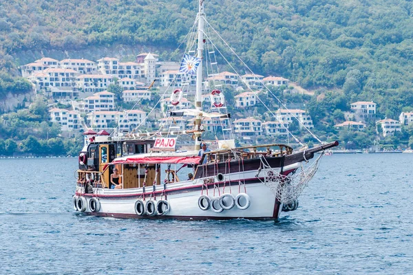 Herceg Novi Černá Hora Srpna 2021 Dřevo Turistická Loď Zátoce — Stock fotografie
