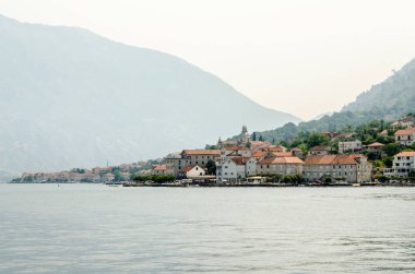 Herceg Novi, Karadağ - 23 Ağustos 2021: Kotor Körfezi 'nde Prcan Panoraması