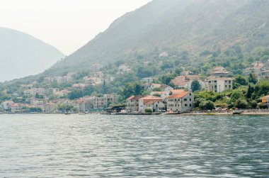 Herceg Novi, Karadağ - 23 Ağustos 2021: Kotor Körfezi 'nde Prcan Panoraması