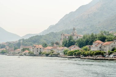 Herceg Novi, Karadağ - 23 Ağustos 2021: Kotor Körfezi 'nde Prcan Panoraması