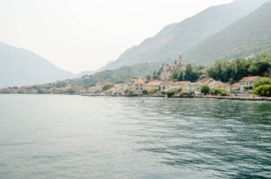 Herceg Novi, Karadağ - 23 Ağustos 2021: Kotor Körfezi 'nde Prcan Panoraması