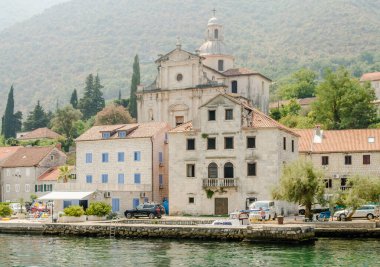 Herceg Novi, Karadağ - 23 Ağustos 2021: Kotor Körfezi 'nde Prcan Panoraması