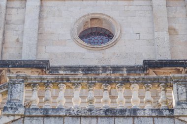 Karadağ - 23 Ağustos 2021: Prcanj 'da En Kutsal Meryem Ana' nın Doğumu Kilisesi 'nin basamakları taş çit.