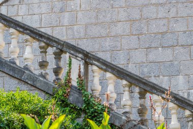 Karadağ - 23 Ağustos 2021: Prcanj 'da En Kutsal Meryem Ana' nın Doğumu Kilisesi 'nin basamakları taş çit.