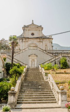 Karadağ - 23 Ağustos 2021: Prcanj 'daki Meryem Ana' nın Doğumu Kilisesi 'nin taş merdiveni.