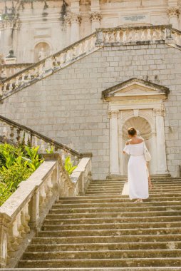 Karadağ - 23 Ağustos 2021: Prcanj 'daki Meryem Ana' nın Doğumu Kilisesi 'nin taş merdiveni.