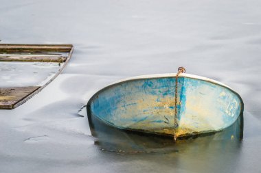 Donmuş suda su altında balıkçı teknesi..
