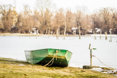 Göl kıyısında unutulmuş bir tekne