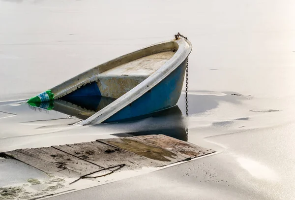 Ondergedompelde Vissersboot Bevroren Water — Stockfoto