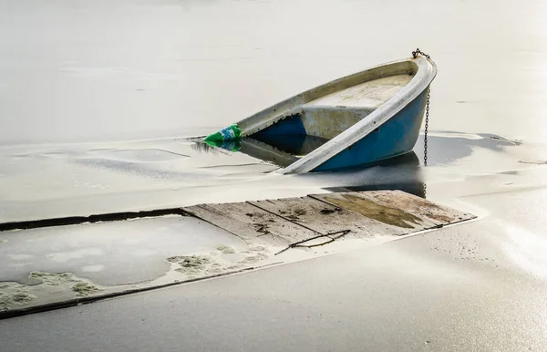 Donmuş Suda Altında Balıkçı Teknesi — Stok fotoğraf
