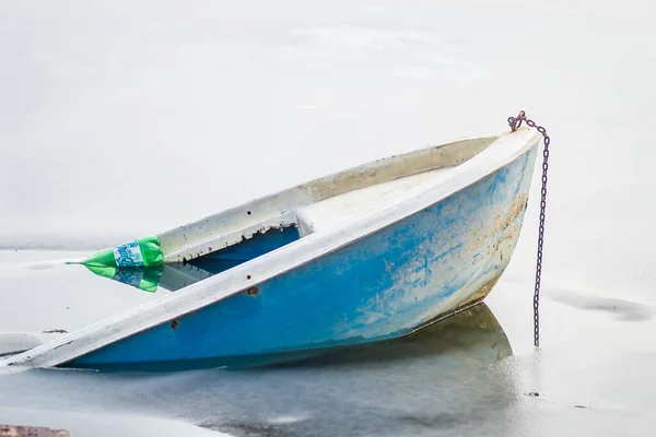 Barco Pesca Submerso Água Congelada — Fotografia de Stock