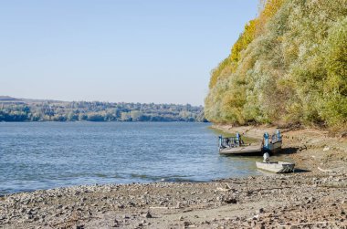 Novi Sad yakınlarındaki Tuna Nehri 'nde demirli bir sal.