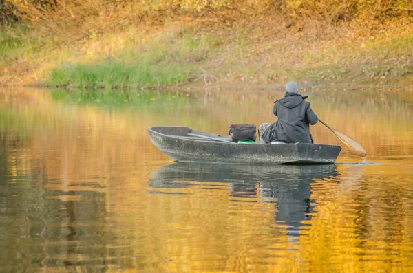 10月30日 塞尔维亚比奇 2021年 在Novi Sad附近人工湖上的渔船上钓鱼 — 图库照片