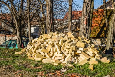 Bir avuç Kırım tuğla, tuğla kabukları üzerinden, bir doku. Arka plan
