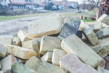 Bir avuç Kırım tuğla, tuğla kabukları üzerinden, bir doku. Arka plan