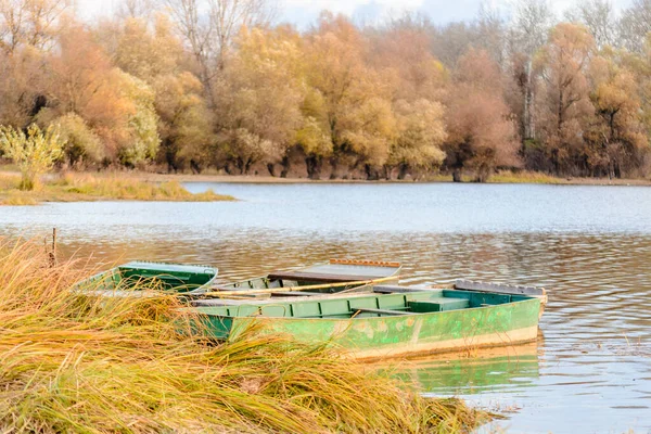 Швартованные Деревянные Рыбацкие Лодки Берегу Дунайского Притока — стоковое фото