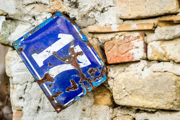 Casa Número Pared Una Antigua Casa Abandonada Las Afueras Ciudad — Foto de Stock