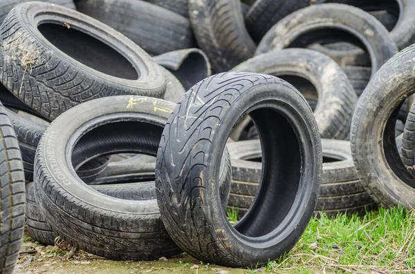 Una Pila Neumáticos Dañados Viejos Desechados Para Reciclaje Automóviles — Foto de Stock