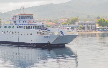 Evia Adası, Yunanistan - 30 Haziran. 2020: Edipsos limanında demirli feribot - Yunanistan.