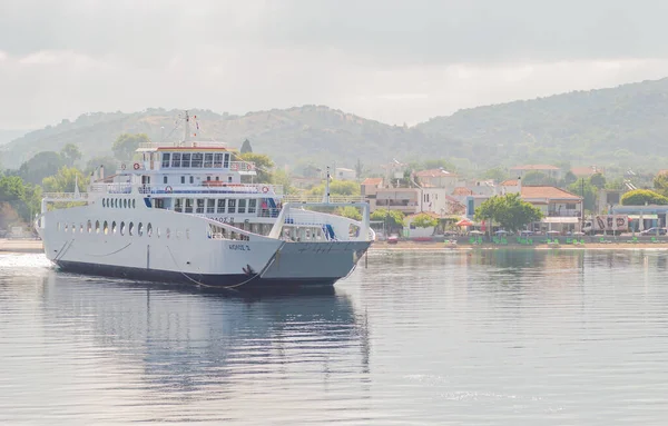 Isla de Evia, Grecia - 30 de junio. 2020: ferry anclado en el puerto de Edipsos - Grecia. — Foto de Stock
