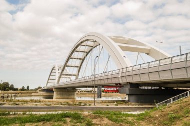Yeni Zezelj Köprüsü inşa edilme olasılığı gezinti güvertesinin Petrovaradin tarafından görülüyor.