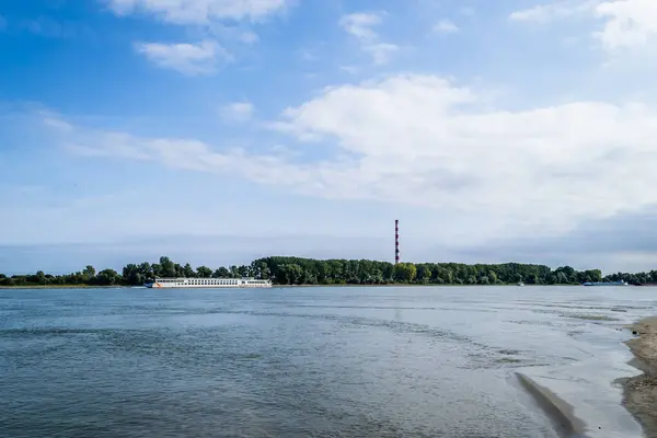 Barco Pasajeros Río Danubio Pasando Por Una Playa Arena — Foto de Stock