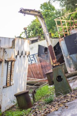 Novi Sad 'daki Tuna Nehri kıyısında terk edilmiş eski bir tanker enkazı bulundu..