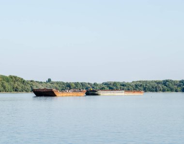 Novi Sad kenti yakınlarındaki Petrovaradin 'deki Tuna Nehri' nde demirli tankerler.
